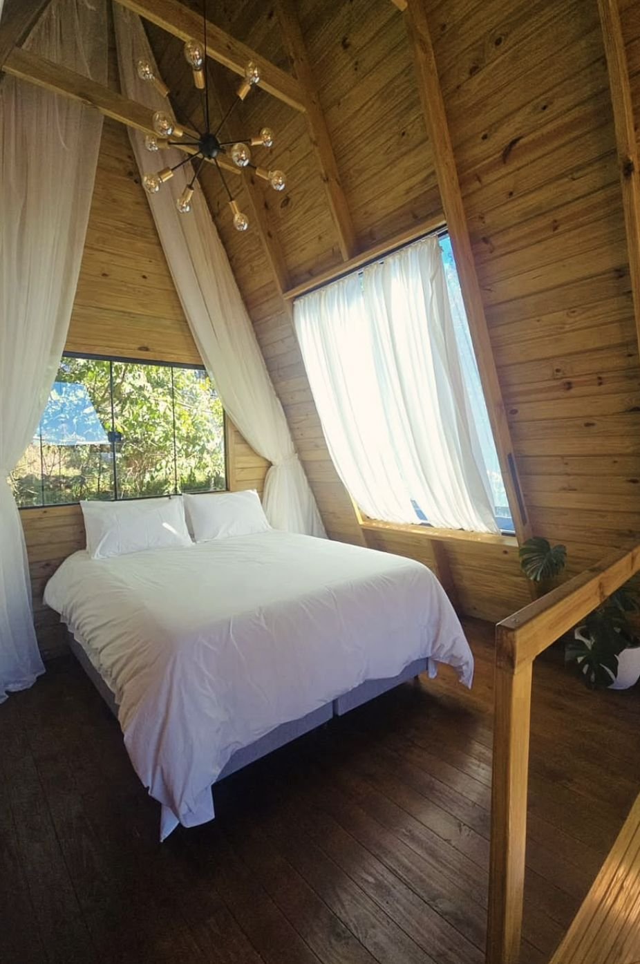 Quarto no mezanino com cama de casal